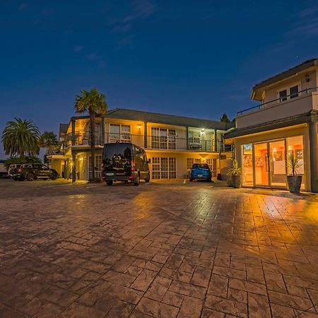 موتيل روتوروا أكوموديشن آند سبا سيلفر فرن المظهر الخارجي الصورة The hotel at night
