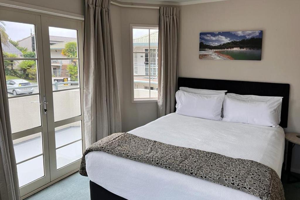 موتيل روتوروا أكوموديشن آند سبا سيلفر فرن المظهر الخارجي الصورة A typical room at the hotel