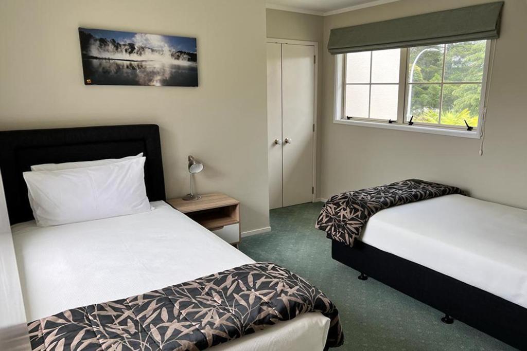 موتيل روتوروا أكوموديشن آند سبا سيلفر فرن المظهر الخارجي الصورة A bedroom at the hotel