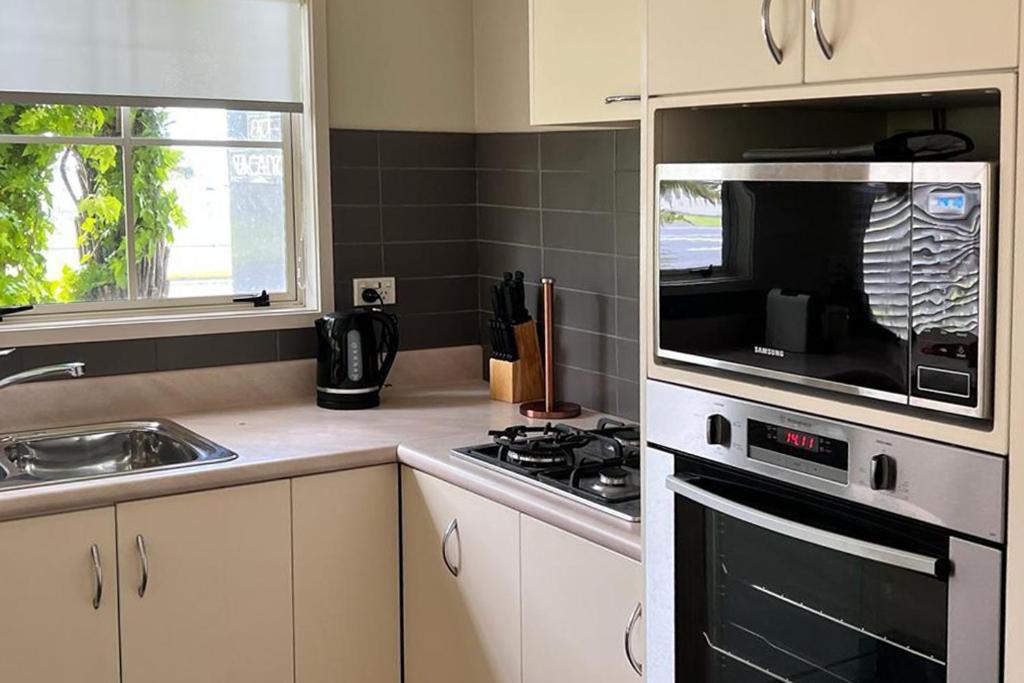 موتيل روتوروا أكوموديشن آند سبا سيلفر فرن المظهر الخارجي الصورة A modern Australian kitchen