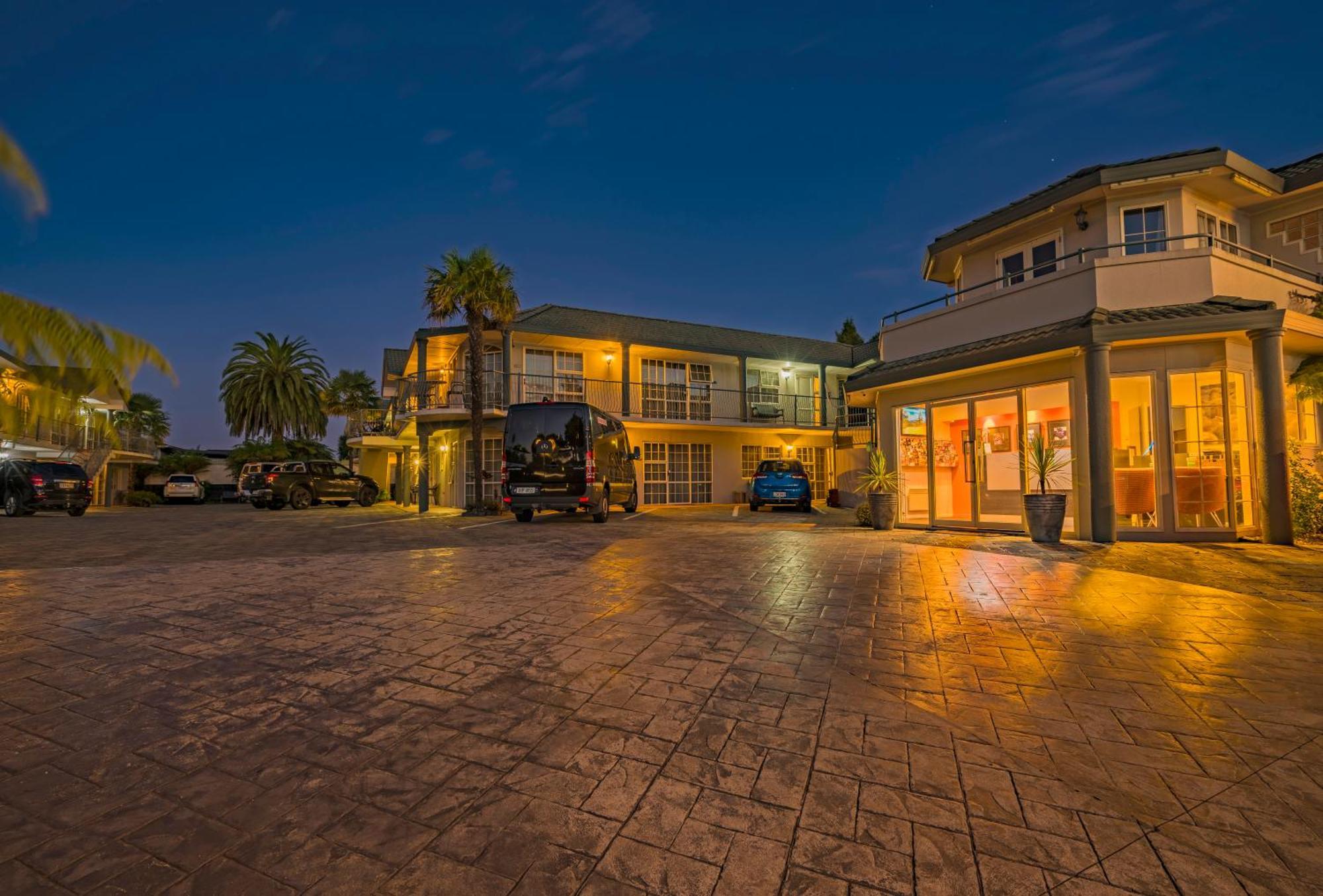 موتيل روتوروا أكوموديشن آند سبا سيلفر فرن المظهر الخارجي الصورة The hotel at night