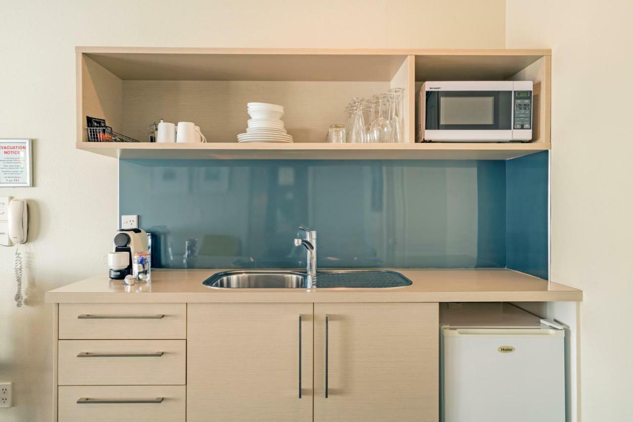موتيل روتوروا أكوموديشن آند سبا سيلفر فرن المظهر الخارجي الصورة A kitchenette in a hotel room