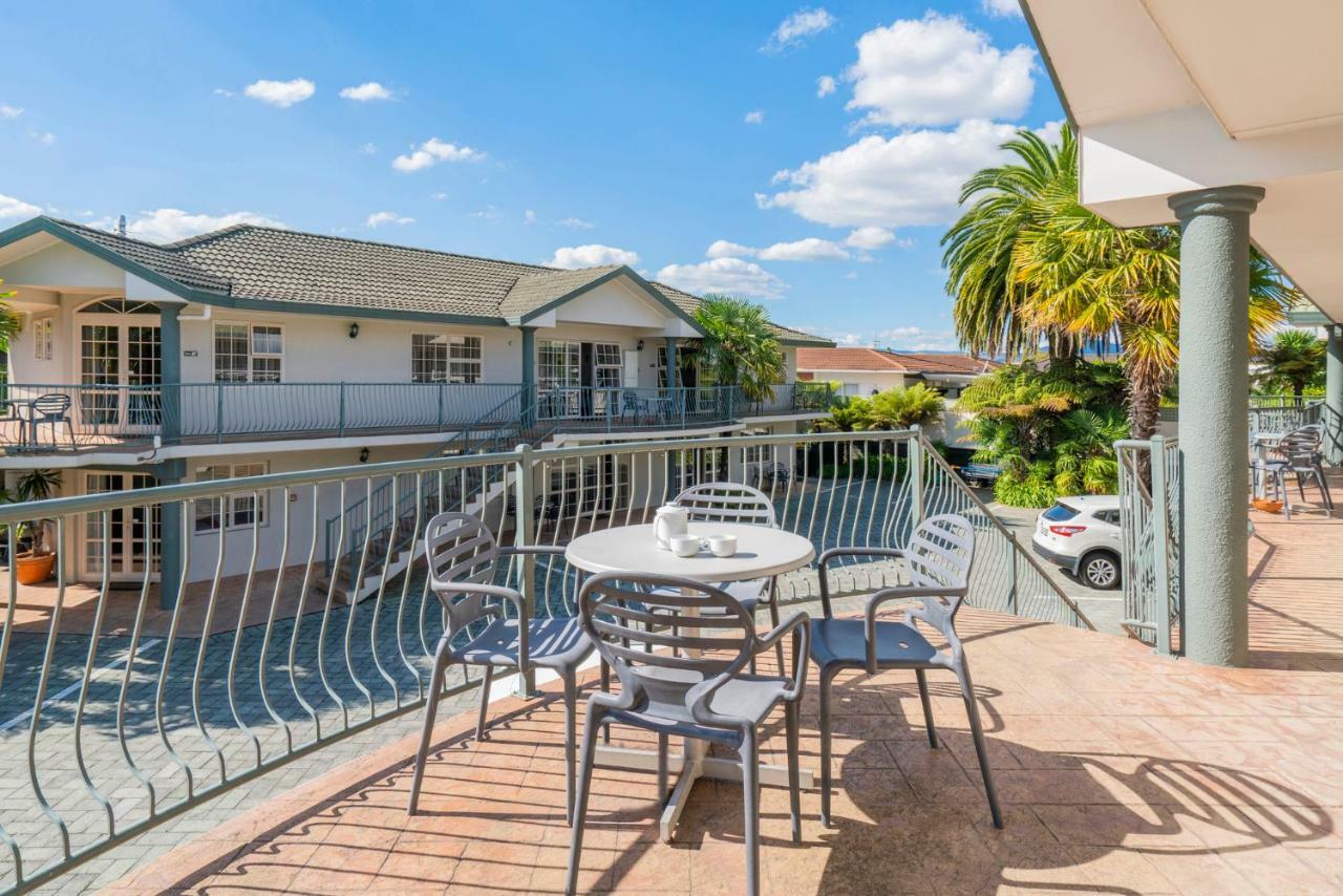موتيل روتوروا أكوموديشن آند سبا سيلفر فرن المظهر الخارجي الصورة A balcony at a motel in Australia