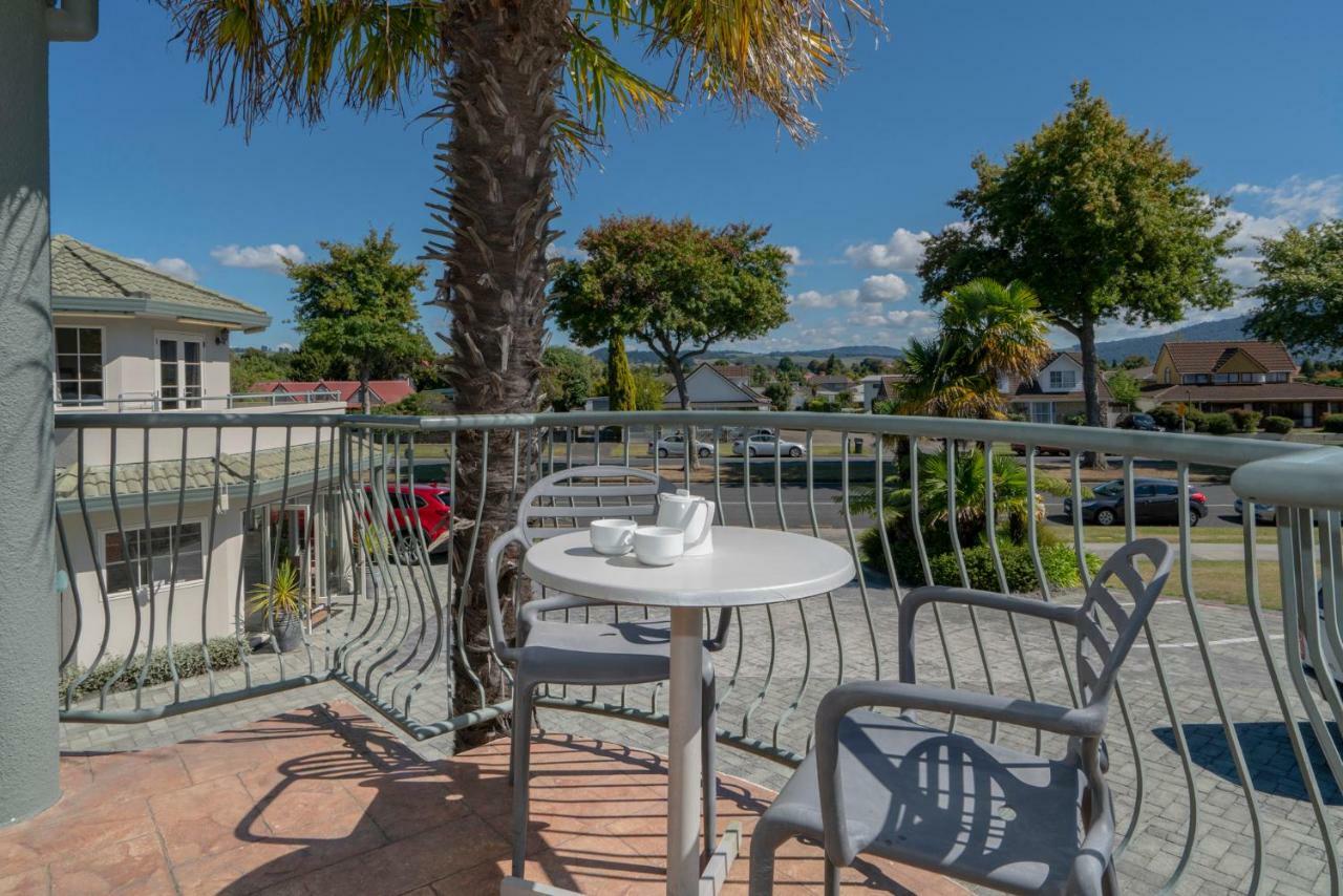 موتيل روتوروا أكوموديشن آند سبا سيلفر فرن المظهر الخارجي الصورة A balcony in Queenstown, New Zealand