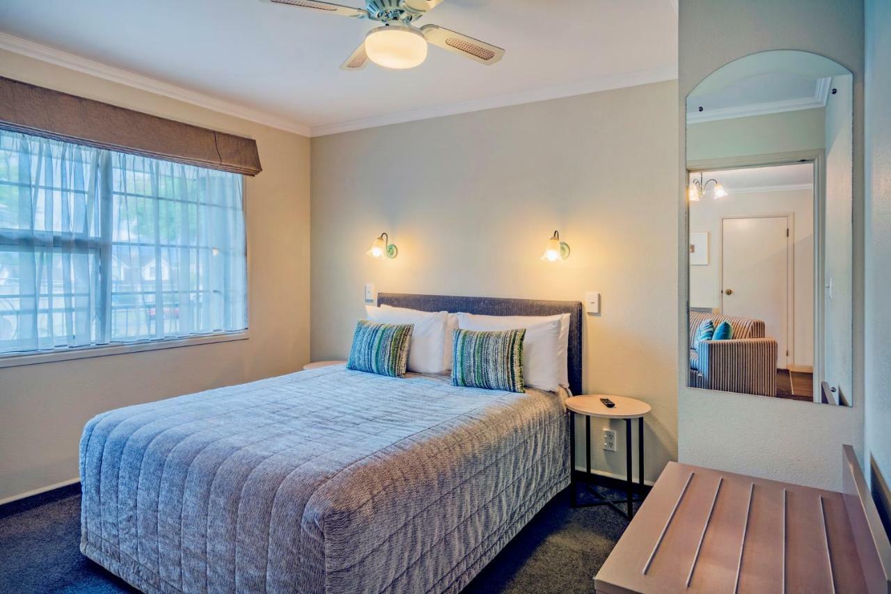 موتيل روتوروا أكوموديشن آند سبا سيلفر فرن المظهر الخارجي الصورة A bedroom at the hotel