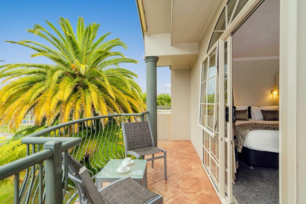 موتيل روتوروا أكوموديشن آند سبا سيلفر فرن المظهر الخارجي الصورة A balcony at the hotel