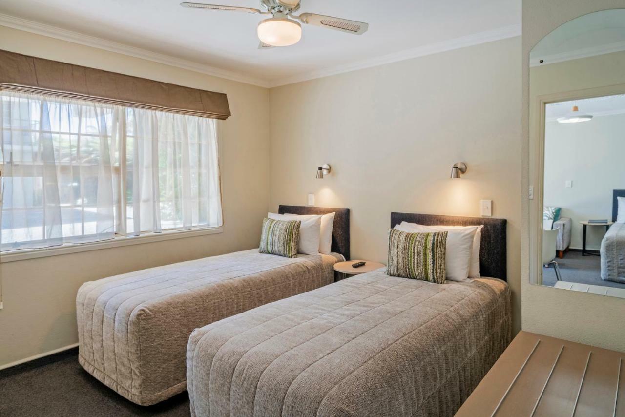 موتيل روتوروا أكوموديشن آند سبا سيلفر فرن المظهر الخارجي الصورة A typical bedroom at the hotel