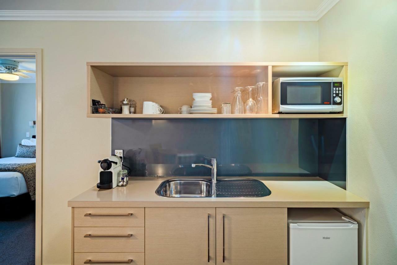 موتيل روتوروا أكوموديشن آند سبا سيلفر فرن المظهر الخارجي الصورة A kitchenette in a hotel room