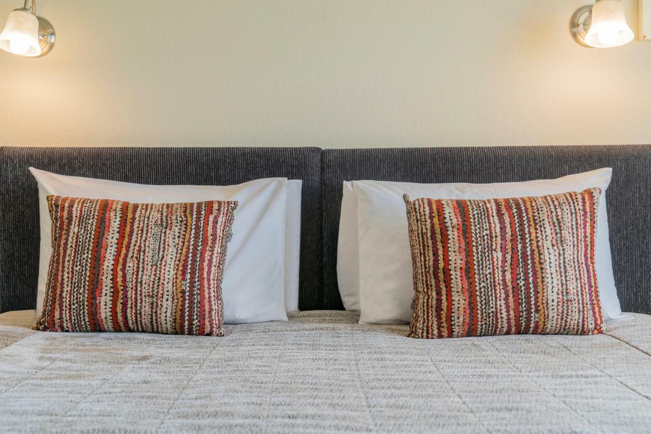 موتيل روتوروا أكوموديشن آند سبا سيلفر فرن المظهر الخارجي الصورة Two cushions on a bed