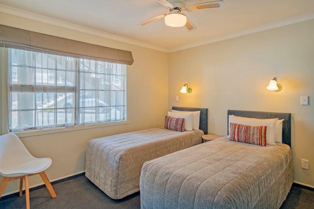 موتيل روتوروا أكوموديشن آند سبا سيلفر فرن المظهر الخارجي الصورة A typical bedroom at the motel