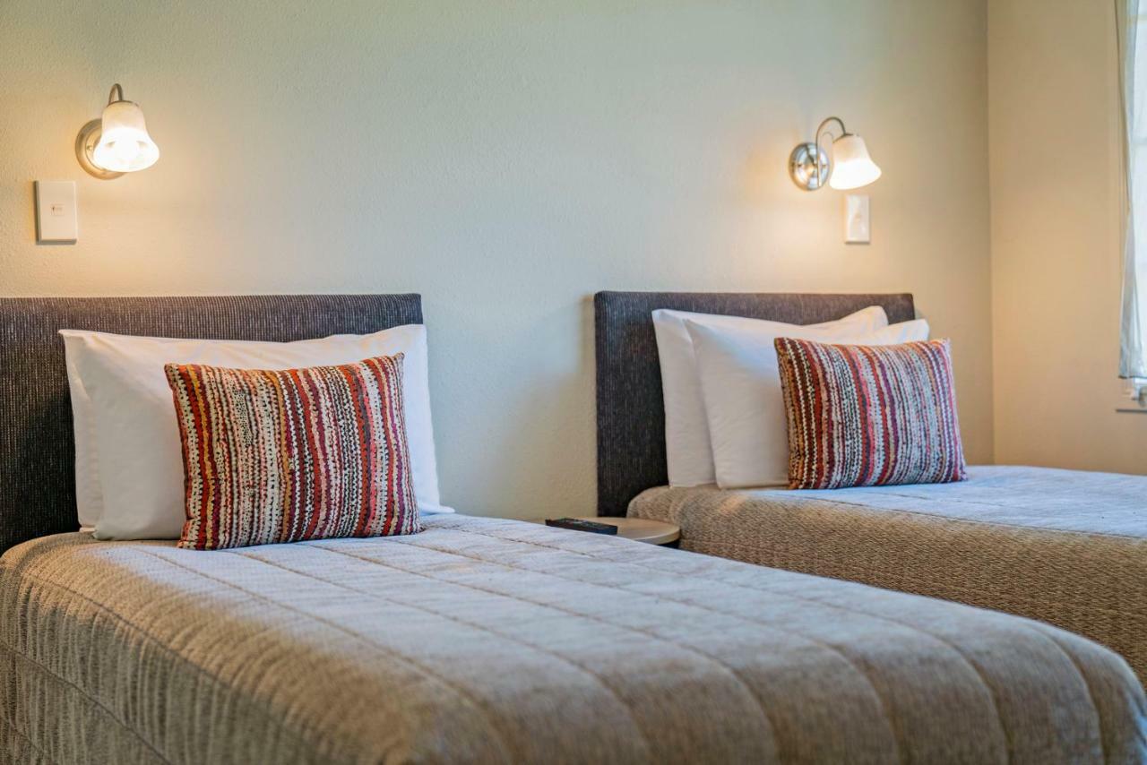موتيل روتوروا أكوموديشن آند سبا سيلفر فرن المظهر الخارجي الصورة A bedroom at the hotel